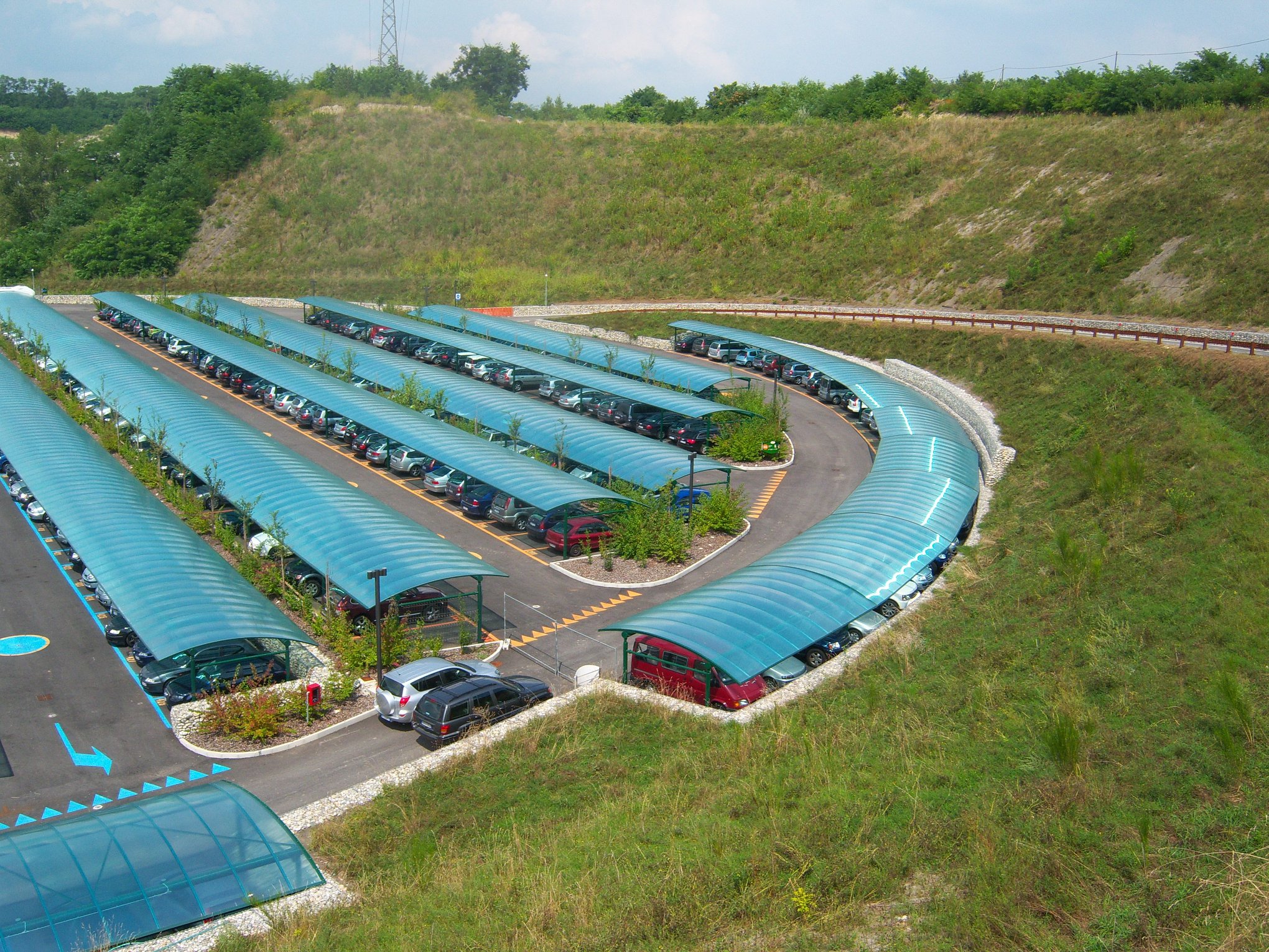 parcheggio coperto con tettoia a Malpensa